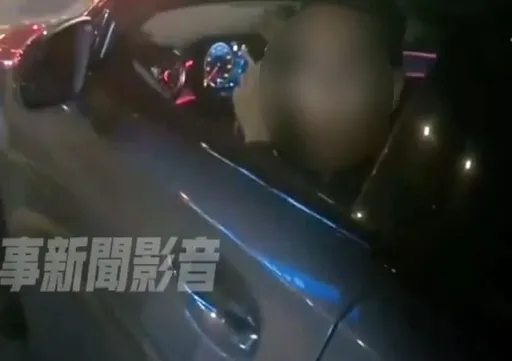 小客車駕駛開車窗抽菸！菸灰四處彈　騎士勸阻爆口角怒PO網檢舉