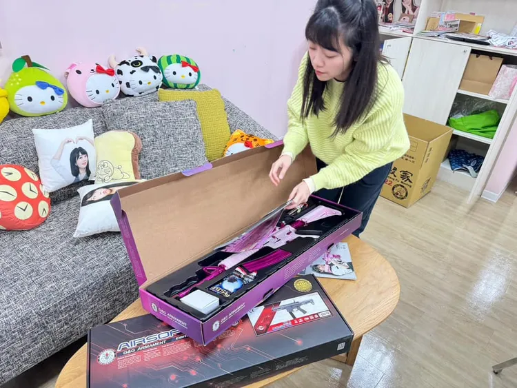 高嘉瑜在研究室打包。翻攝自高嘉瑜臉書