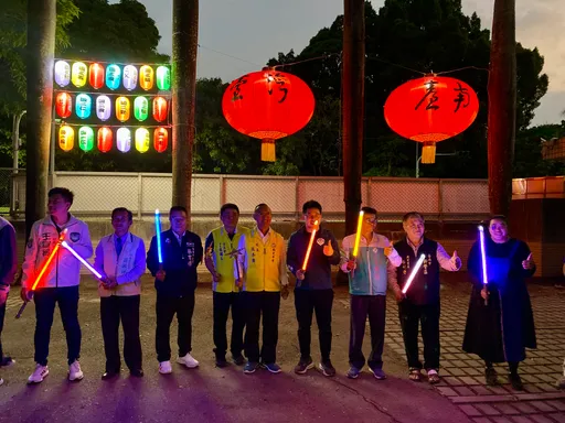 校園變走春景點!這高中高掛2顆巨型燈籠 溫馨點燈為台灣祈福