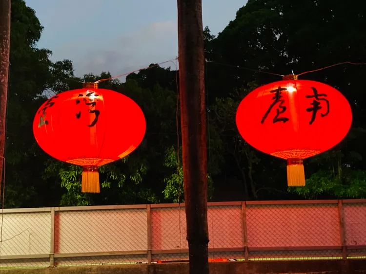 校方2顆巨型燈籠，成了在地打卡新亮點。王志弘攝