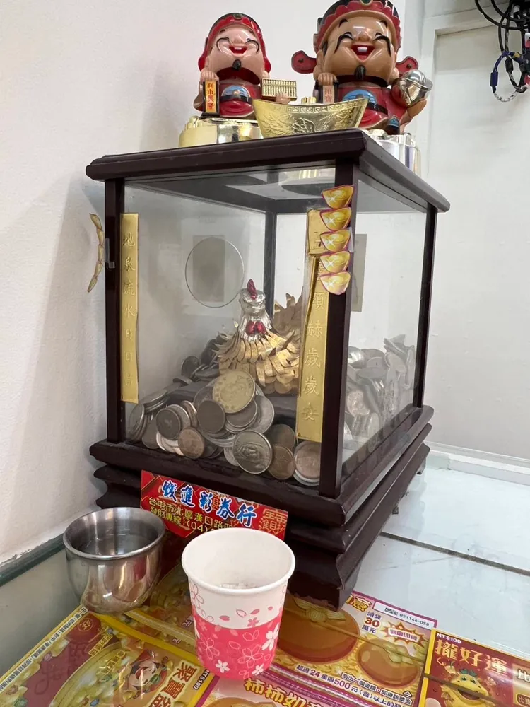 彩券行供奉的金雞。台彩提供