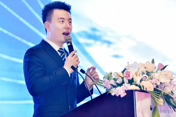 肖程皓曾主持「中國百傑女性創業高峰論壇暨第十三屆海峽兩岸及港澳女企業家愛心聯誼交流會」。翻攝網路