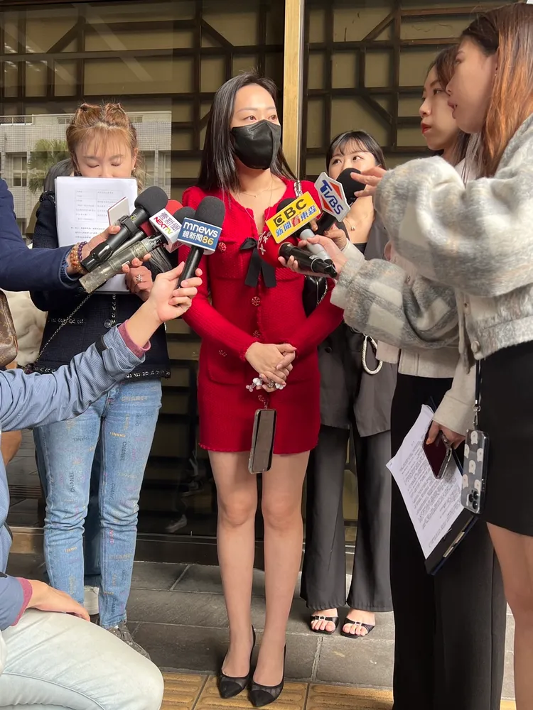 李雅楹（中）身著紅色洋裝露出事業線，性感身材展露無遺，她和王子苓（左二）一同到台北地檢署按鈴控告。陳彩玲攝