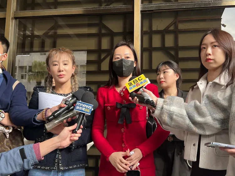 王子苓(左一)和李雅楹(左二)提告。陳彩玲攝
