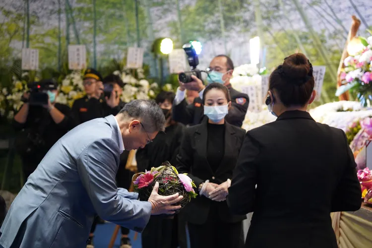 楊文科靈前致意。新竹縣府提供