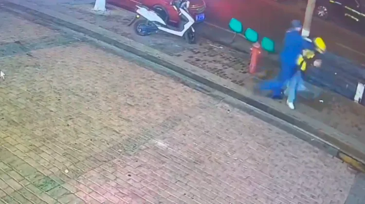 54歲的保全表示（藍衣）表示，當時他只想到為了保住工作，不能讓外送員進去。翻攝微博/山東省青島市李滄區中海國際社區