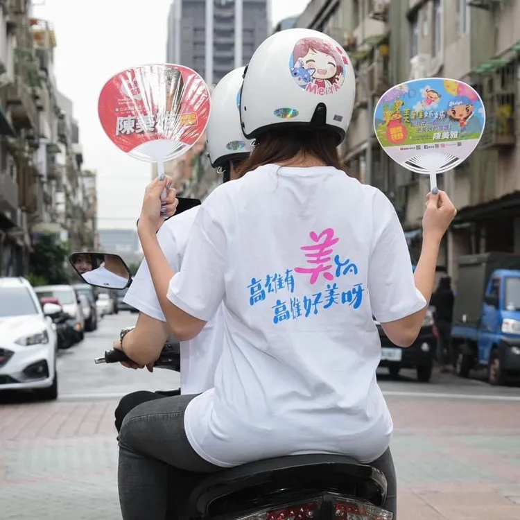 服務處呼籲大家戴Meiya安全帽幫拉票。陳美雅服務處提供