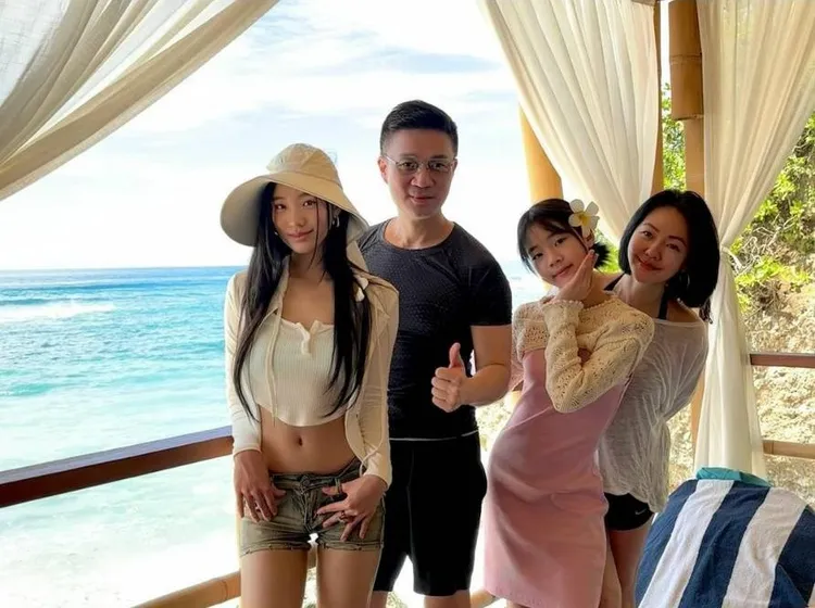 小S（左起）、許老三、Lily在海邊、溫暖的地方度假。翻攝小S IG