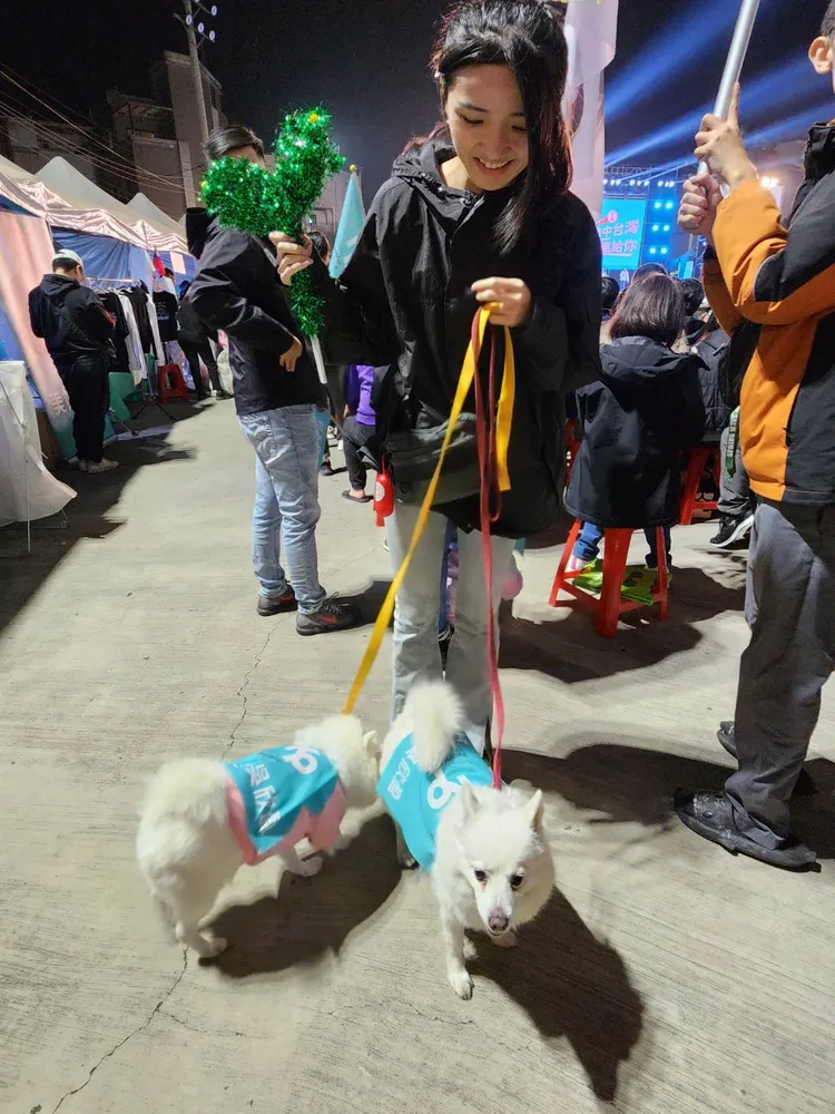 柯文哲支持者替毛小孩穿上柯文哲服。施智齡攝