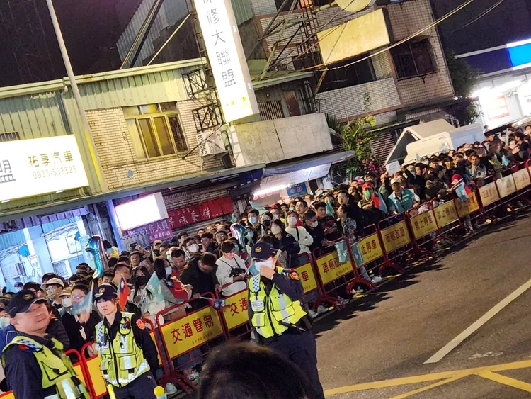 造勢會場外人潮。施智齡攝