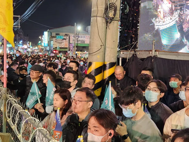 場外也塞滿人潮。施智齡攝