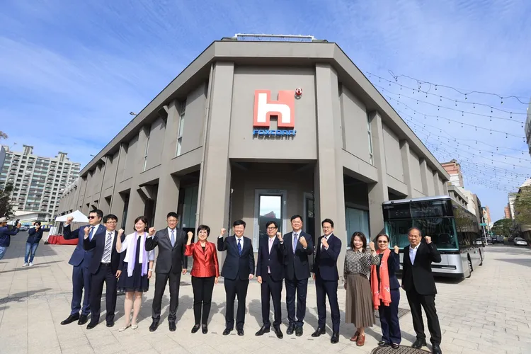 2023年12月6日高雄市長陳其邁與鴻海董事長劉揚偉，鴻海位於駁二特區的「高雄軟體研發中心」啟用揭牌。市府提供