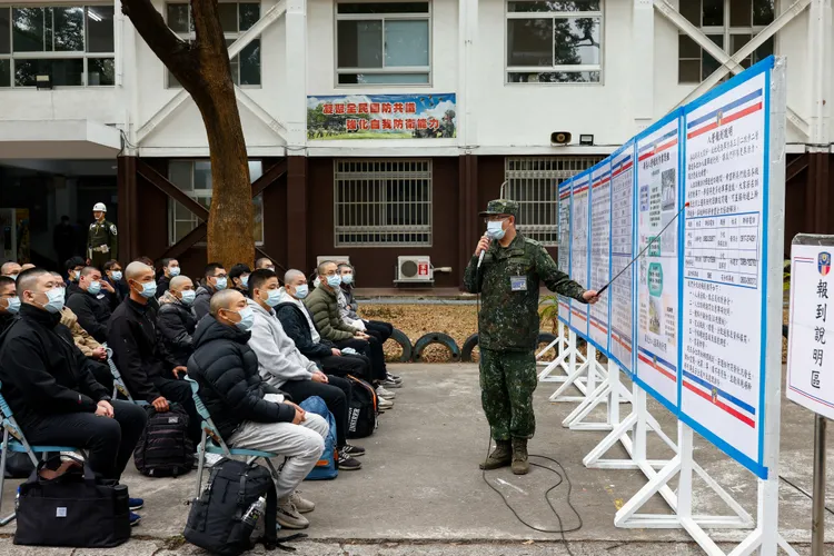 現場幹部解說新訓薪資。路透社