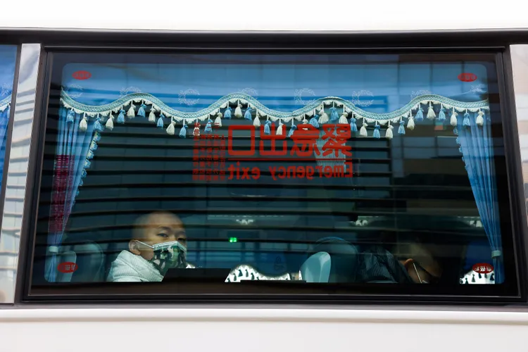 役男坐遊覽車抵達台中新訓中心。路透社