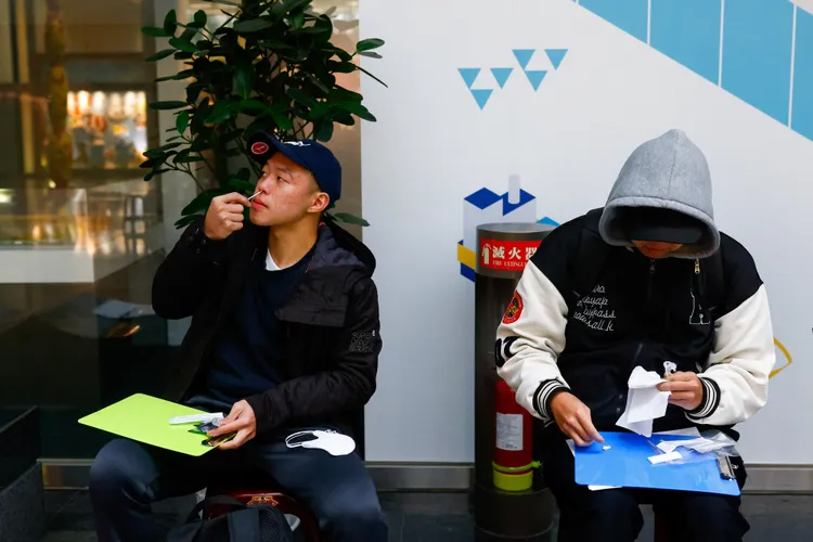 役男進行快篩。路透社