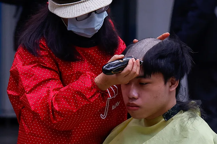 髮婆平均90秒剃一顆頭。路透社