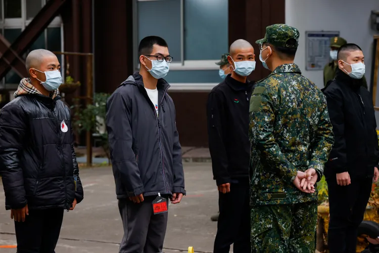 幹部說明注意事項。路透社