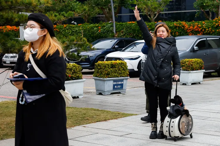 役男親屬送行。路透社