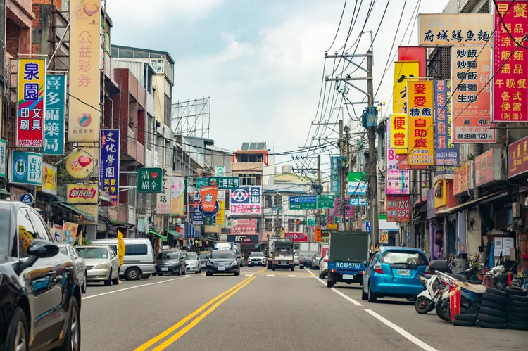 南山路三段的山腳商圈有全聯、餐飲店家可提供日常生活機能。