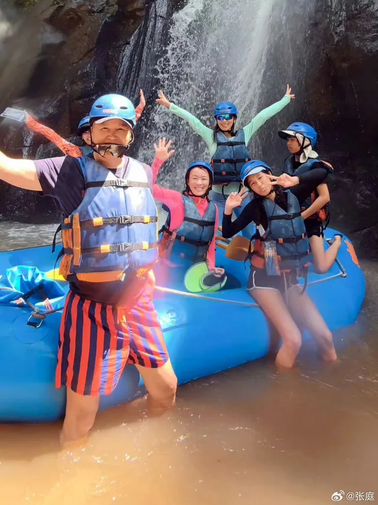 水上活動大家的笑容看得出烏雲散去。翻攝張庭微博
