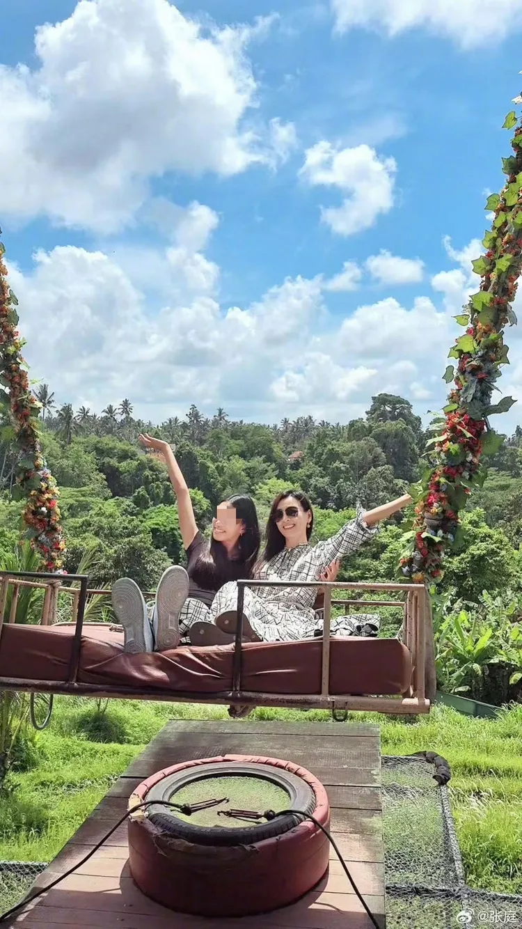 張庭（右）與女兒。翻攝張庭微博