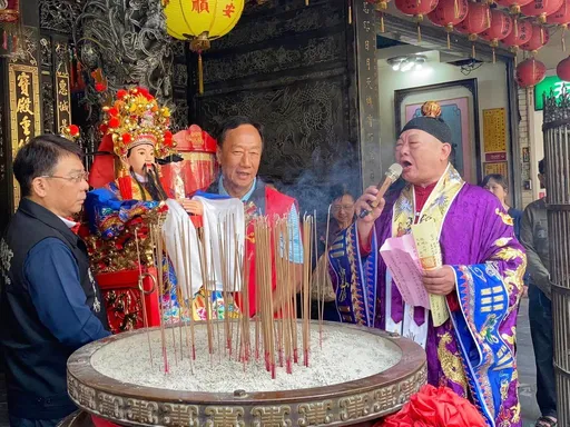 郭台銘回台了！　現身新北板橋做這件事