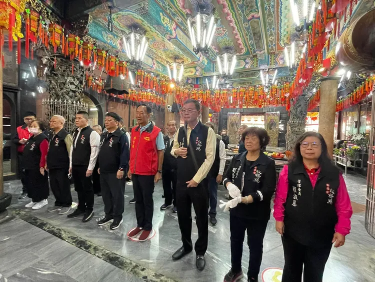 郭台銘今到板橋慈惠宮參拜。翻攝臉書板橋慈惠宮
