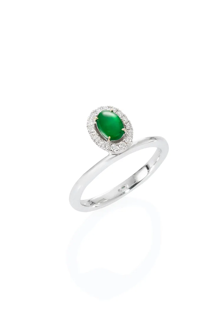 蛋面翡翠鑲鑽戒指，13萬8000元。品牌提供