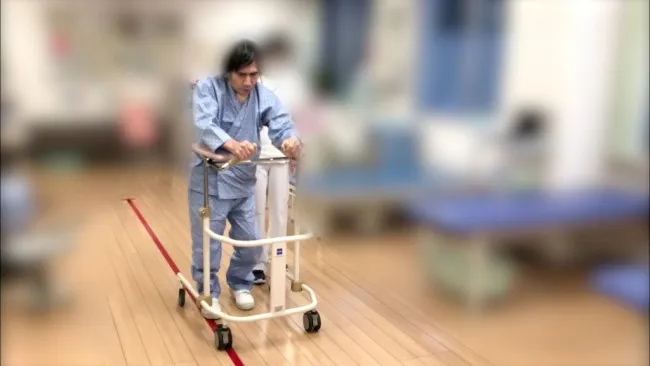 「超能力伊東」2020年接受節目拍攝近況，他更換人工髖關節後腦中風，住院復健靠政府補助維生。翻攝crank-in