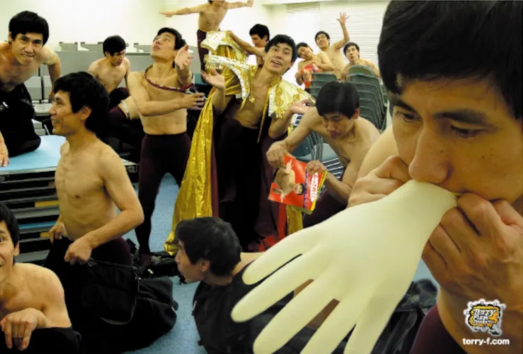 「超能力伊東」擅長用肉體搞笑。翻攝Graphic Arts Store