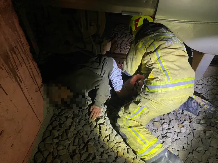 消防局獲報後，立刻派員前往搶救。翻攝畫面