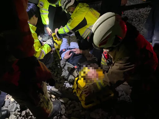 基隆火車站驚傳事故!1男子墜落月台遭區間車撞擊 消防員緊急搶救