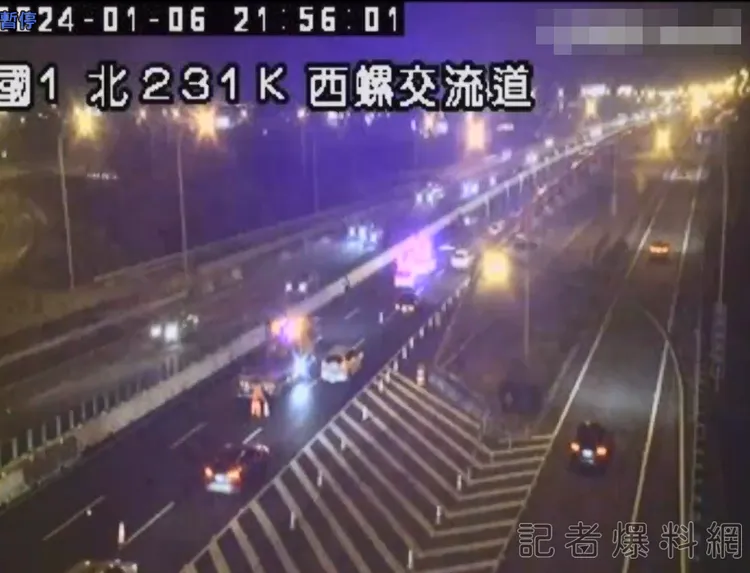 警方在現場處理事故狀況直到今晨(1/7)才排除。取自記者爆料網