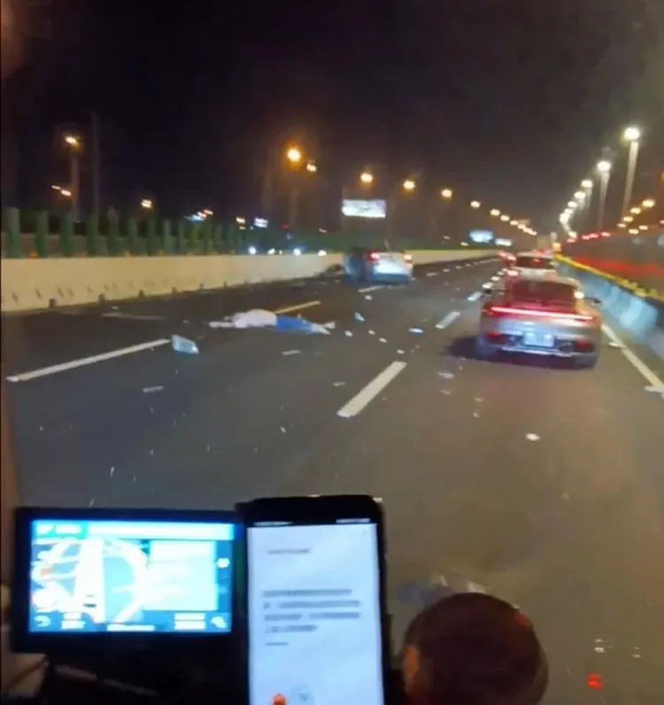 小轎車男乘客噴飛橫躺國道，當場失去生命跡象。翻攝自臉書「爆料公社二社」