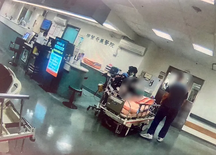 新營警方幫民眾送小孩及時就醫。翻攝畫面