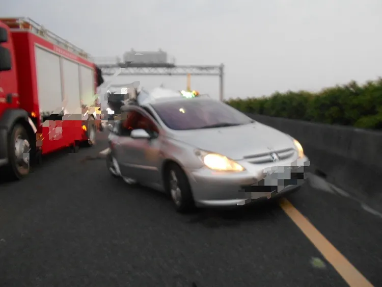 自小客車遭後方聯結車追撞。民眾提供