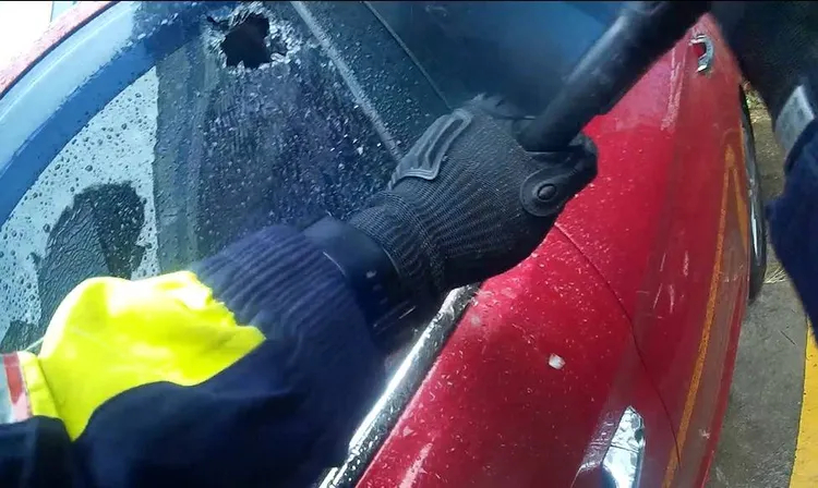 警方破窗。八德警分局提供