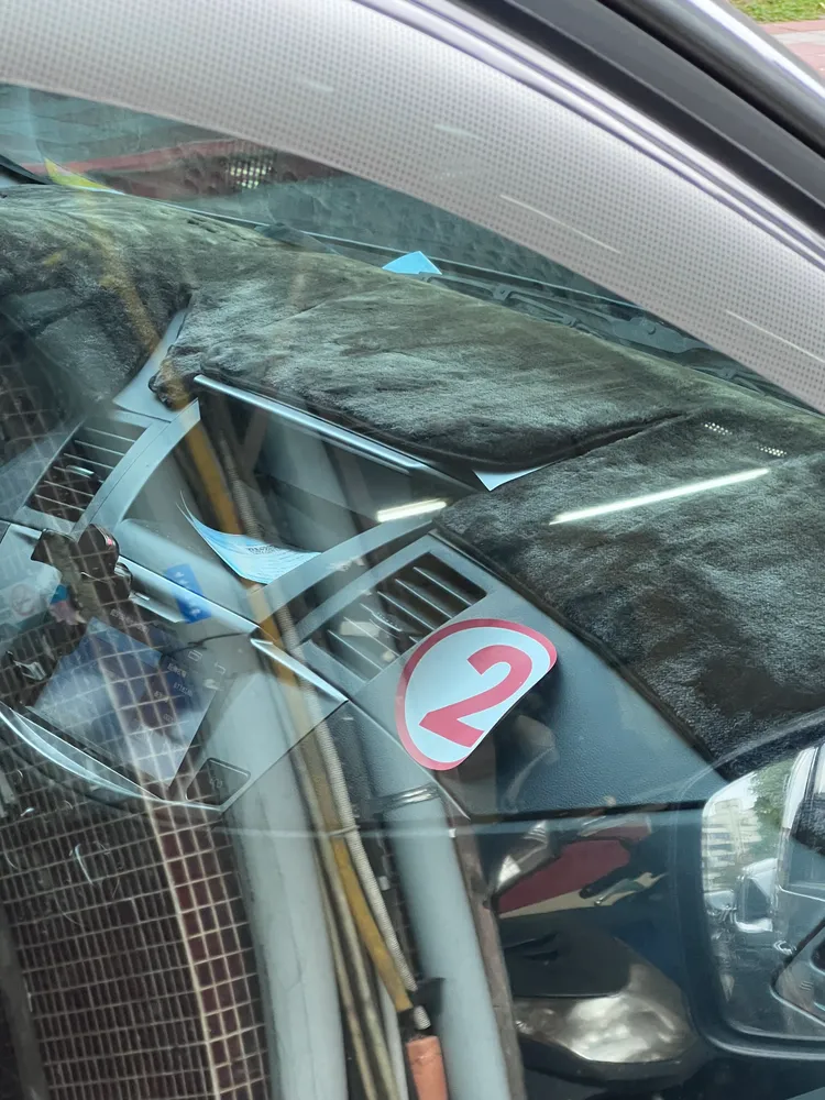 投訴人指車內明顯可見徐巧芯的2號貼紙貼在車內。讀者提供