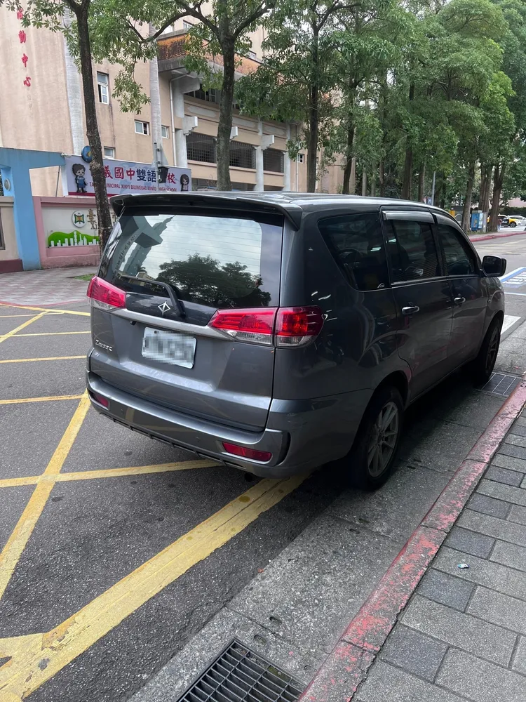 徐巧芯下車後，車輛違停在校園前的黃網線區。民眾提供