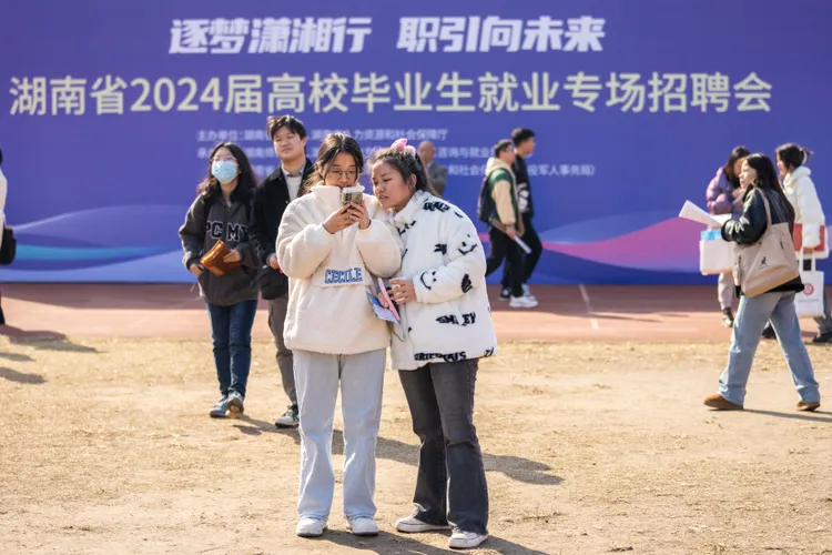 湖南省上月在湖南師範大學舉辦的一場畢業生招聘會。新華社