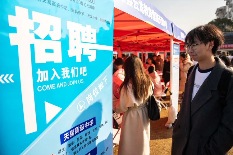 湖南省上月在湖南師範大學舉辦的一場畢業生招聘會。新華社