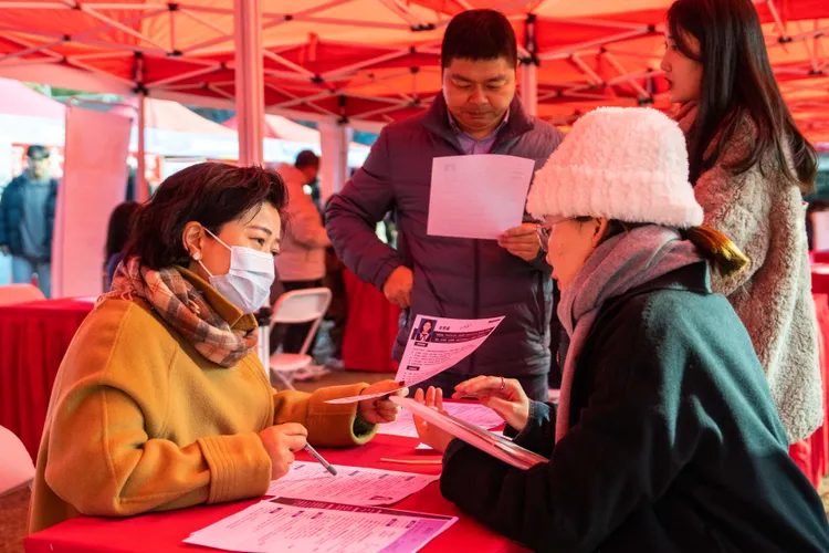 湖南省上月在湖南師範大學舉辦的一場畢業生招聘會。新華社