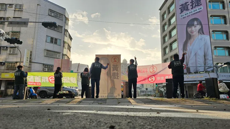 民進黨議員兵分六路，在路口為黃捷拜票。黃捷總部提供