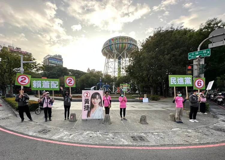 民進黨議員兵分六路，在路口為黃捷拜票。黃捷總部提供