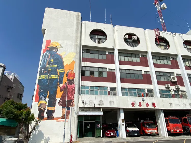 有網友讚稱台南最溫暖的新地標。消防局提供