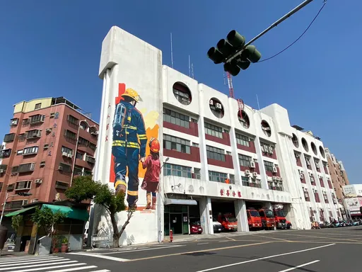 台南最温暖的新地标! 艺术家致敬警消绘制巨型壁画「守护」