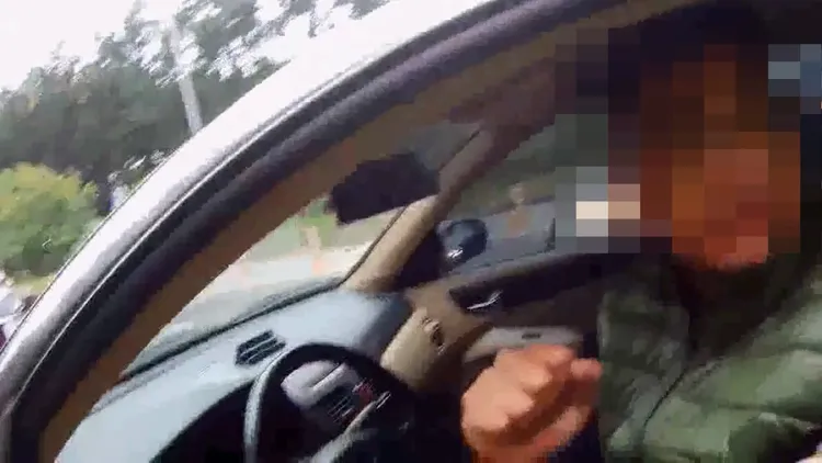 酒駕男在路中睡著，被警方叫醒。翻攝畫面