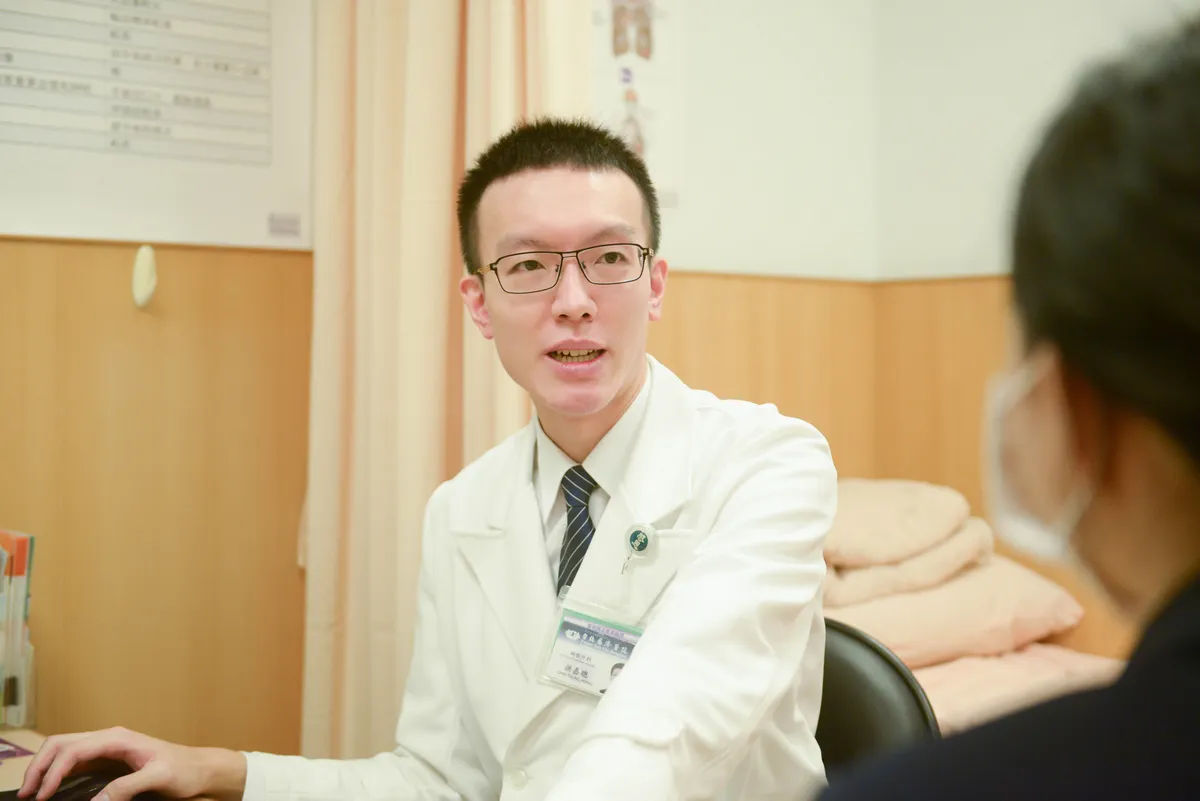醫師洪嘉聰建議,檢查發現畸胎瘤要儘早手術完整切除病灶,以免惡化。台北慈濟提供