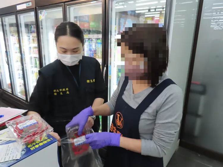 新北市政府衛生局至超市抽驗紅小辣椒，驗出農業殘留超標。衛生局提供
