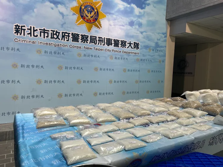 周嫌租用苗栗偏避農舍煉毒，警方查扣K他命成品、半成品與原料高達上百公斤。警方提供